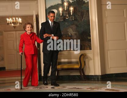 Photo du dossier : Washington, DC - 2 juin 2009 -- le président des États-Unis Barack Obama accompagne l'ancienne première dame Nancy Reagan à la signature de la loi sur la Commission du centenaire de Ronald Reagan dans la salle de réception diplomatique de la Maison Blanche le mardi 2 juin 2009.Credit: Dennis Brack / piscine via CNP/ABACAPRESS.COM Banque D'Images