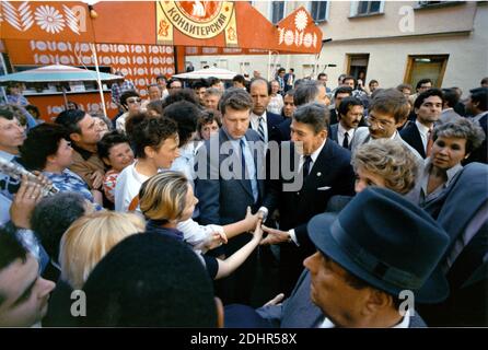 Photo du dossier : le président des États-Unis Ronald Reagan et la première dame Nancy Reagan accueillent les citoyens soviétiques sur l'Arbat à Moscou, URSS, le dimanche 29 mai 1988.crédit obligatoire : Pete Souza - Maison Blanche via CNP/ABACAPRESS.COM Banque D'Images