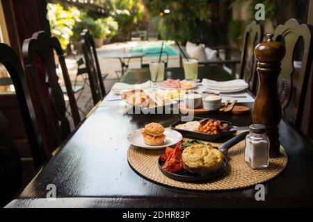 Brunch servi à l'hôtel-boutique. Banque D'Images