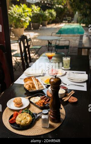 Brunch servi à l'hôtel-boutique. Banque D'Images