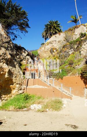 Escaliers descendant vers la plage depuis l'hôtel de Pismo Beach, célèbre pour ses palourdes de Pismo, ses plages et ses dunes de sable. Banque D'Images