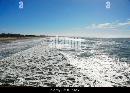 Des brise-roches à Pismo Beach, dans le comté de San Luis Obispo, en Californie, célèbres pour ses palourdes, ses plages et ses dunes de sable. Banque D'Images
