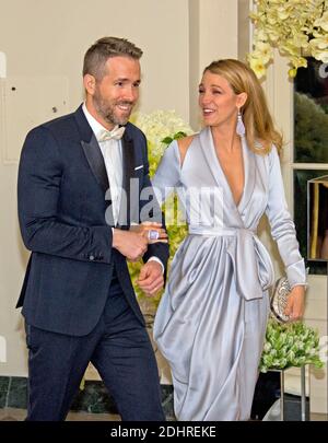 L'acteur Ryan Reynolds, à gauche, et l'actrice Blake Lively, à droite, arrivent pour le dîner d'État en l'honneur du premier ministre Trudeau et de Mme Sophie Grégoire Trudeau du Canada à la Maison Blanche à Washington, DC, États-Unis, le jeudi 10 mars 2016. Photo de Ron Sachs/CNP/Pool/ABACAPRESS.COM Banque D'Images