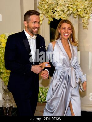 L'acteur Ryan Reynolds, à gauche, et l'actrice Blake Lively, à droite, arrivent pour le dîner d'État en l'honneur du premier ministre Trudeau et de Mme Sophie Grégoire Trudeau du Canada à la Maison Blanche à Washington, DC, États-Unis, le jeudi 10 mars 2016. Photo de Ron Sachs/CNP/Pool/ABACAPRESS.COM Banque D'Images
