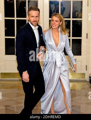 L'acteur Ryan Reynolds, à gauche, et l'actrice Blake Lively, à droite, arrivent pour le dîner d'État en l'honneur du premier ministre Trudeau et de Mme Sophie Grégoire Trudeau du Canada à la Maison Blanche à Washington, DC, États-Unis, le jeudi 10 mars 2016. Photo de Ron Sachs/CNP/Pool/ABACAPRESS.COM Banque D'Images
