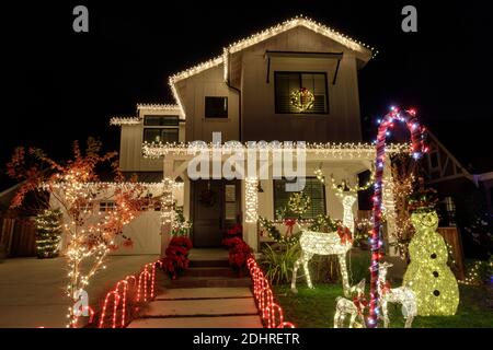 Noël lumières de nuit décorant la maison en Californie Banque D'Images