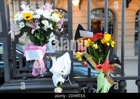 Des fleurs sont visibles devant l'ambassade de Belgique pour rendre hommage aux victimes des attentats terroristes de Bruxelles. Deux explosions ont secoué l'aéroport de Zaventem et une explosion a frappé une station de métro laissant au moins 35 morts. Photo d'Alain Apaydin/ABACAPRESS.COM Banque D'Images