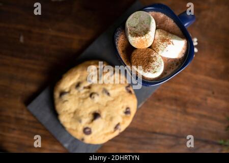 Vue de dessus mugs élégants avec chocolat chaud et guimauves avec cannelle saupoudrée sur le dessus - chocolat chaud servi à noël tableau Banque D'Images