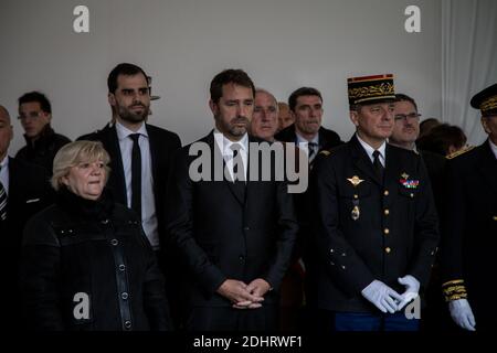 Alpes de haute-Provence adjoint Christophe Castaner (C) lors d'une cérémonie de pose de couronne marquant un an de l'accident de Germanwings au Vernet, dans le sud-est de la France, le 24 mars 2016. 150 personnes sont mortes dans l'accident le 24 mars 2015. Photo de Franck Bessiere/ABACAPRESS.COM Banque D'Images