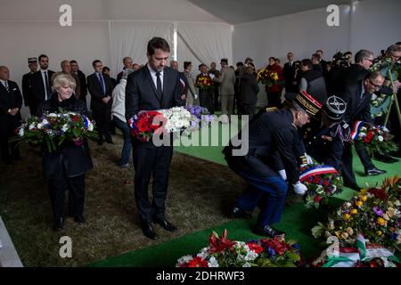 Christophe Castaner, député des Alpes de haute-Provence, dépose une couronne lors d'une cérémonie marquant un an de l'accident de Germanwings au Vernet, dans le sud-est de la France, le 24 mars 2016. 150 personnes sont mortes dans l'accident le 24 mars 2015. Photo de Franck Bessiere/ABACAPRESS.COM Banque D'Images