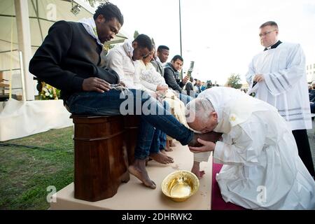 Le pape François a lavé et embrassé les pieds des réfugiés musulmans, chrétiens et hindous lors d'une messe de la semaine de Pâques avec des demandeurs d'asile dans un refuge à Castelnuovo di Porto, en dehors de Rome, Italie, le 24 mars 2016. Le rite du jeudi Saint réenacte le rituel de lavage des pieds que Jésus a exécuté sur ses apôtres avant d'être crucifié, et est censé comme un geste de service. Photo par ABACAPRESS.COM Banque D'Images