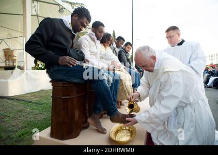 Le pape François a lavé et embrassé les pieds des réfugiés musulmans, chrétiens et hindous lors d'une messe de la semaine de Pâques avec des demandeurs d'asile dans un refuge à Castelnuovo di Porto, en dehors de Rome, Italie, le 24 mars 2016. Le rite du jeudi Saint réenacte le rituel de lavage des pieds que Jésus a exécuté sur ses apôtres avant d'être crucifié, et est censé comme un geste de service. Photo par ABACAPRESS.COM Banque D'Images