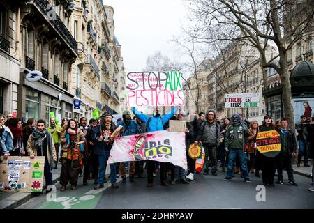 Jean-Baptiste Redde, alias Voltuan, tient une pancarte portant la mention « meilleurs pesticides » lors d'une marche de protestation contre l'utilisation de pesticides et pour l'agriculture biologique à Paris, France, le 26 mars 2016. Photo de Marie-Paola Bertrand-Hillion/ABACAPRESS.COM Banque D'Images