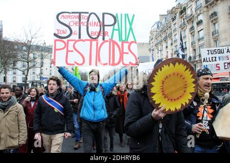 Jean-Baptiste Redde, alias Voltuan (bleu jaquette), porte un écriteau intitulé « Stop pesticides » lors d'une marche de protestation contre l'utilisation des pesticides et l'agriculture biologique à Paris, en France, le 26 mars 2016. Photo d'Alain Apaydin/ABACAPRESS.COM Banque D'Images