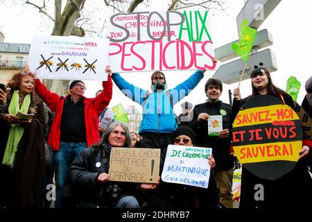 Jean-Baptiste Redde, alias Voltuan, tient une pancarte portant la mention « meilleurs pesticides » lors d'une marche de protestation contre l'utilisation de pesticides et pour l'agriculture biologique à Paris, France, le 26 mars 2016. Photo de Marie-Paola Bertrand-Hillion/ABACAPRESS.COM Banque D'Images