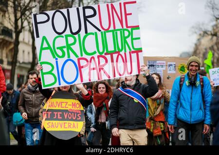 Jean-Baptiste Redde, alias Voltuan, tient une pancarte portant la mention « meilleurs pesticides » lors d'une marche de protestation contre l'utilisation de pesticides et pour l'agriculture biologique à Paris, France, le 26 mars 2016. Photo de Marie-Paola Bertrand-Hillion/ABACAPRESS.COM Banque D'Images