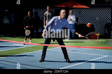 Le président Barack Obama joue au tennis pendant la White House Easter Egg Roll sur la pelouse sud de la White House le 28 mars 2015 à Washington, DC, Etats-Unis. Photo par Olivier Douliery/Pool/ABACAPRESS.COM Banque D'Images
