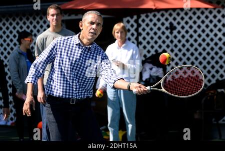 Le président Barack Obama joue au tennis pendant la White House Easter Egg Roll sur la pelouse sud de la White House le 28 mars 2016 à Washington, DC, Etats-Unis. Photo par Olivier Douliery/Pool/ABACAPRESS.COM Banque D'Images