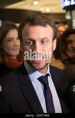 EMMANUEL MACRON, MINISTRE DE L'ECONOMIE, DE L'INDUSTRIE ET DU NUMERIQUE SE RENDRA AU CENTRE COMMERCIAL BEAUGRENELLE A L'OCCASION DU FINANCEMENT DES SOLDES D'HIVER MERCREDI 6 JANVIER 2016 PHOTO DE NASSER BERZANE/ABACAPRESS.COM Banque D'Images