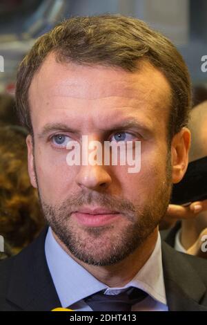 EMMANUEL MACRON, MINISTRE DE L'ECONOMIE, DE L'INDUSTRIE ET DU NUMERIQUE SE RENDRA AU CENTRE COMMERCIAL BEAUGRENELLE A L'OCCASION DU FINANCEMENT DES SOLDES D'HIVER MERCREDI 6 JANVIER 2016 PHOTO DE NASSER BERZANE/ABACAPRESS.COM Banque D'Images