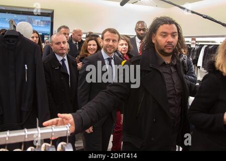 EMMANUEL MACRON, MINISTRE DE L'ECONOMIE, DE L'INDUSTRIE ET DU NUMERIQUE SE RENDRA AU CENTRE COMMERCIAL BEAUGRENELLE A L'OCCASION DU FINANCEMENT DES SOLDES D'HIVER MERCREDI 6 JANVIER 2016 PHOTO DE NASSER BERZANE/ABACAPRESS.COM Banque D'Images