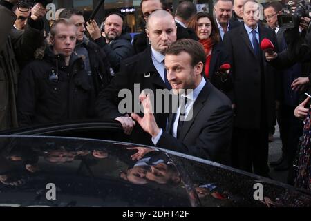 EMMANUEL MACRON, MINISTRE DE L'ECONOMIE, DE L'INDUSTRIE ET DU NUMERIQUE SE RENDRA AU CENTRE COMMERCIAL BEAUGRENELLE A L'OCCASION DU FINANCEMENT DES SOLDES D'HIVER MERCREDI 6 JANVIER 2016 PHOTO DE NASSER BERZANE/ABACAPRESS.COM Banque D'Images