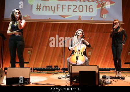LE GROUPE L.E.J (LEJ) LUCIE, ELISA & JULIETTE - PROGRÈS DE LA 6EME EDITION 'FILM FRANÇAIS FESTIVAL.COM' A LA TOUR EIFFEL PHOTO PAR NASSER BERZANE/ABACAPRESS.COM Banque D'Images