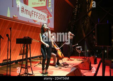 LE GROUPE L.E.J (LEJ) LUCIE, ELISA & JULIETTE - PROGRÈS DE LA 6EME EDITION 'FILM FRANÇAIS FESTIVAL.COM' A LA TOUR EIFFEL PHOTO PAR NASSER BERZANE/ABACAPRESS.COM Banque D'Images