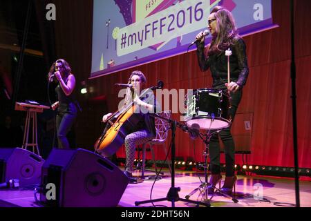 LE GROUPE L.E.J (LEJ) LUCIE, ELISA & JULIETTE - PROGRÈS DE LA 6EME EDITION 'FILM FRANÇAIS FESTIVAL.COM' A LA TOUR EIFFEL PHOTO PAR NASSER BERZANE/ABACAPRESS.COM Banque D'Images