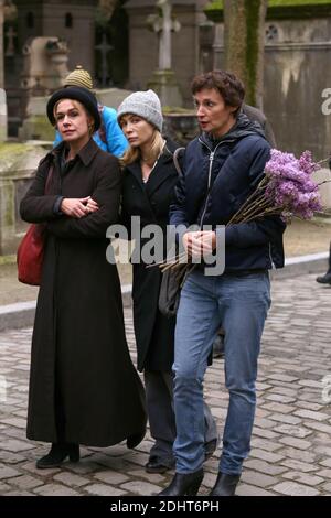 Sandrine Bonnaire, Emmanuelle Beart, Jeanne Balibar - séquelles du réalisateur Jacques Rivette au cimétiere Montmartre à Paris. Photo de Nasser Berzane/ABACAPRESS.COM Banque D'Images