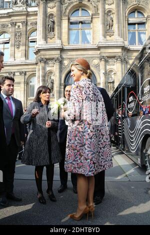 LE ROI WILLEM-ALEXANDER ET LA REINE MAXIMA DES PAYS-BAS QUITTENT L'HOTEL DE VILLE DE PARIS EN BUS ELECTRIQUE DE TRANSPORT PUBLIC EB.S. photo par Nasser Berzane/ABACAPRESS.COM Banque D'Images