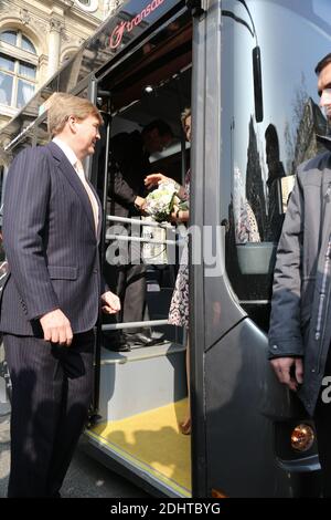 LE ROI WILLEM-ALEXANDER ET LA REINE MAXIMA DES PAYS-BAS QUITTENT L'HOTEL DE VILLE DE PARIS EN BUS ELECTRIQUE DE TRANSPORT PUBLIC EB.S. photo par Nasser Berzane/ABACAPRESS.COM Banque D'Images