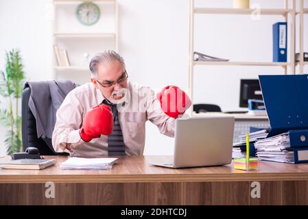 Homme d'affaires furieux et furieux sur son lieu de travail Banque D'Images