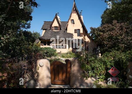 Beverly Hills, CA/USA - 14 octobre 2020 : la maison Spadena, connue sous le nom de la maison de Witch, est devenue un favori pour l'Halloween pour les enfants Banque D'Images