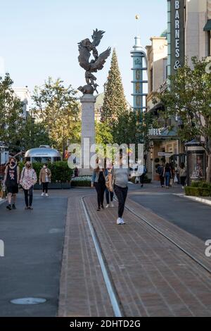 Los Angeles, CA USA - 3 décembre 2020: Arbre de Noël au centre commercial Grove, qui est lent en raison de nouvelles restrictions de coronavirus Banque D'Images