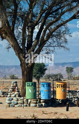 Les bacs de recyclage à l'extérieur d'un lodge à Sossusvlei, l'intérieur de la parc de Namib Naukluft en Namibie. Banque D'Images
