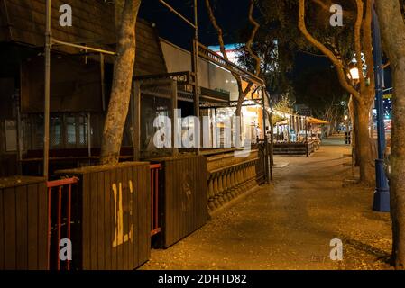 West Hollywood, CA USA - 7 2020 décembre : les cafés-terrasses vides après la commande DE LA sont fermés en raison de nouvelles restrictions Covid-19 Banque D'Images