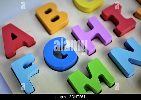 blocs d'alphabet avec lettres sur fond blanc Banque D'Images