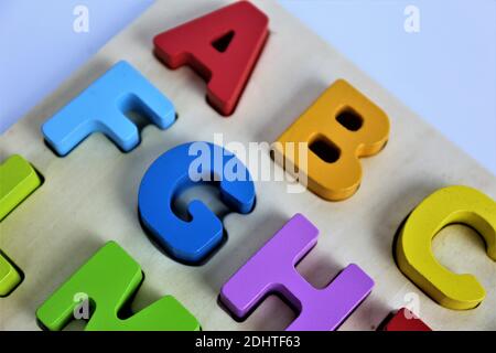 blocs d'alphabet avec lettres sur fond blanc Banque D'Images