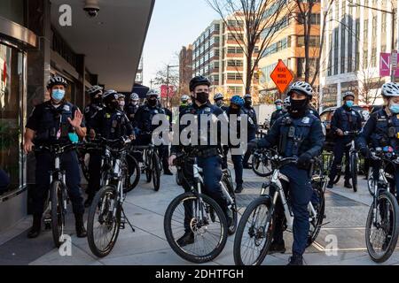 Washington, DC, Etats-Unis, 11 décembre 2020. Photo : plus de deux douzaines d'officiers de police du Metropolitan (DC) (non invités) lors d'une manifestation avec 16 manifestants. On ne sait pas pourquoi tant d'officiers étaient présents. Le but de cette manifestation était la remise d’une lettre de femmes autochtones à plusieurs banques demandant qu’elles s’abstiennent de financer les pipelines Keystone XL, Line 3 et Trans Mountain qui desserviront les sables bitumineux du Canada en raison des dommages environnementaux et de la destruction des terres autochtones. Crédit : Allison C Bailey/Alay Live News Banque D'Images