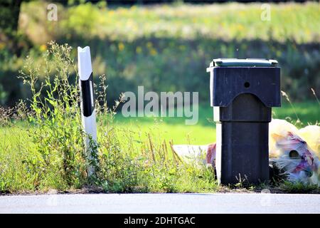 boîte aux lettres sur herbe Banque D'Images