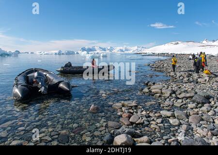 Des écotouristes atterrissent sur l'île Cuverville, dans le chenal Errera, du côté ouest de la péninsule antarctique Banque D'Images