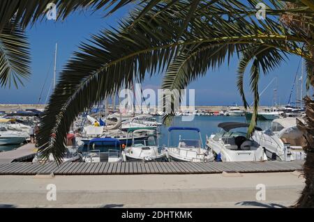 Port dans le petit village de Latchi dans les Akamas sur la côte ouest de Chypre méridionale. Banque D'Images