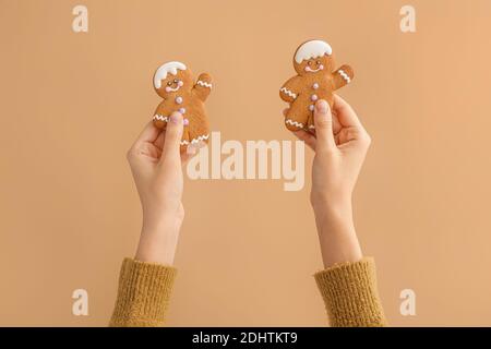 Femme tenant des biscuits de Noël sur fond de couleur Banque D'Images