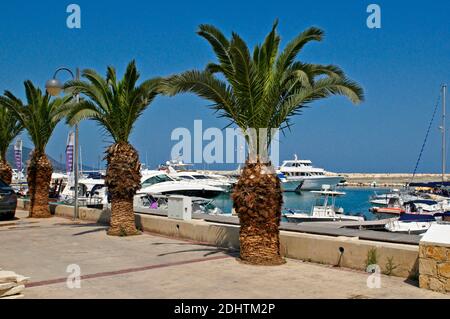 LATCHI, POLIS, PAPHOS, CHYPRE. AVRIL la Marina et le port dans le petit village de Latchi dans les Akamas sur la côte ouest de Chypre sud. Un holoïde Banque D'Images