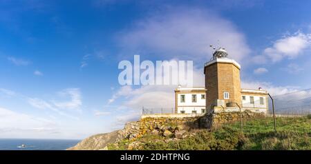 Le phare de Cape Finisterre dans la lumière chaude du matin Banque D'Images