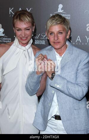 Hollywood, États-Unis d'Amérique. 22 juillet 2010. HOLLYWOOD, CA - 22 JUILLET : Portia de Rossi Ellen DeGeneres arrive au célèbre créateur de bijoux Neil Lane, pour le début de sa nouvelle collection nuptiale avec Kay Jewelers qui s'est tenue à Drai's Hollywood le 22 juillet 2010 à Hollywood, Californie personnes : Portia de Rossi Ellen DeGeneres crédit : Storms Media Group/Alay Live News Banque D'Images