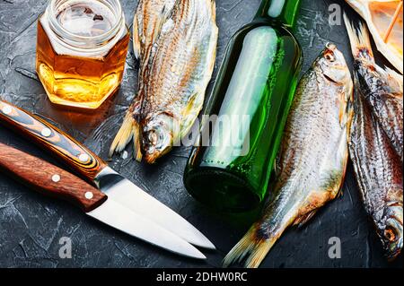 Poisson séché sur la table, poisson de mer salé sec pour bière.verre de bière et de poisson séché Banque D'Images