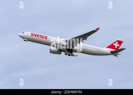Swiss International Air Lines Airbus A330 avion de ligne HB-JHL décollage de l'aéroport de Londres Heathrow, Royaume-Uni, pendant la pandémie COVID 19. Escalade Banque D'Images