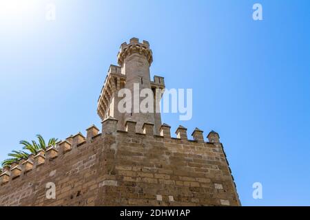 Les murs extérieurs de l'Almudaina avec bastion de défense contre le ciel bleu, Palma de Majorque, Iles Baléares, Espagne. Destination de voyage Banque D'Images